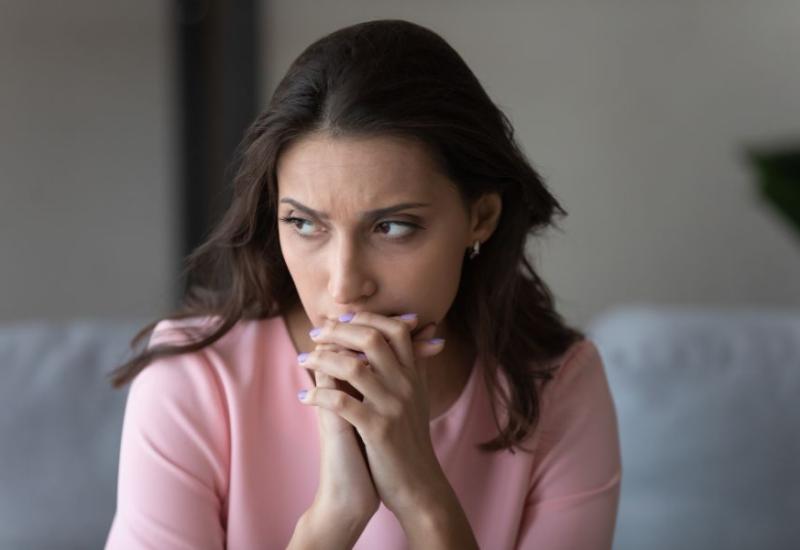 Zabrinuta žena - 7 emocija koje uništavaju naše zdravlje i kako si pomoći